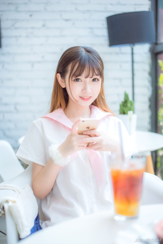 因为陌生，所以勇敢，因为距离，所以美丽。